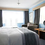 The New London Carlton Hotel